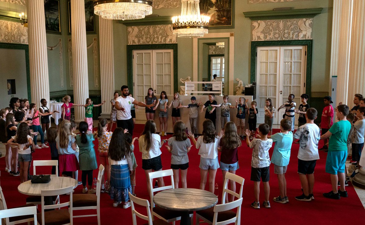 Warum sind die meisten Chöre in Deutschland so homogen? Und wie kann Musikmachen stattdessen Menschen mit verschiedenen Kulturen, Sprachen und Hintergründen verbinden? Diese Fragen beantwortet Musiker Kian Jazdi im Interview auf unserer Webseit: 

welt-stadt-quartier.de/2023/10/25/wie…