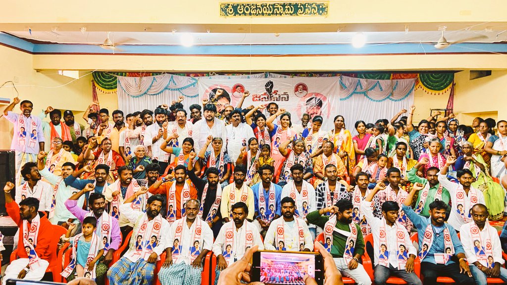JanaSenaParty's tweet photo. రాయలసీమ ప్రాంతం - కర్నూల్ జిల్లా, ఆదోని నియోజకవర్గం నుండి జనసేన పార్టీ లోకి దాదాపు 150 కుటుంబాలు చేరిక.

జనసేన అధ్యక్షులు శ్రీ పవన్ కళ్యాణ్ గారి పైన అభిమానం తో జనసేన పార్టీ సిద్ధాంతాలు నచ్చి మల్లప్ప గారి ఆధ్వర్యంలో ఆదోని పట్టణ మరియు గ్రామీణ ప్రాంతాల ప్రజలు భారీ ఎత్తున జనసేన పార్టీ లో తీర్థం పుచ్చుకున్నారు, రాబోయే రోజుల్లో జనసేన పార్టీ వెంటే నడుస్తూ 2024 ఎన్నికలో  జనసేన పార్టీ ని ఆదోని లో గెలిపిస్తాం అని గట్టి నమ్మకం తో సంకల్పం చేసుకున్నారు. ఈ కార్యక్రమం లో భారీ ఎత్తున జనసేన నాయకులు, జనసైనికులు, వీరమహిళలు పాల్గొన్నారు.
