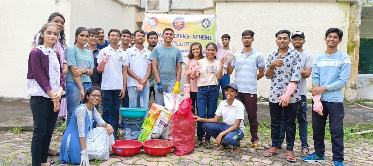 NSSRDBhopal's tweet photo. #राष्ट्रीय_सेवा_योजना #GECR रायपुर #छत्तीसगढ़ के स्वयंसेवकों द्वारा विशेष #स्वच्छता_अभियान 3.0 के तहत परिसर में  #श्रमदान कर स्वच्छता अभियान चलाया।

#SwachhBharat #SpecialCampaign3 

@_NSSIndia @YASMinistry @ianuragthakur @NisithPramanik @ashokshrotinss @Rajkumarnss @PIB_India https://t.co/RLF2WBZJfS