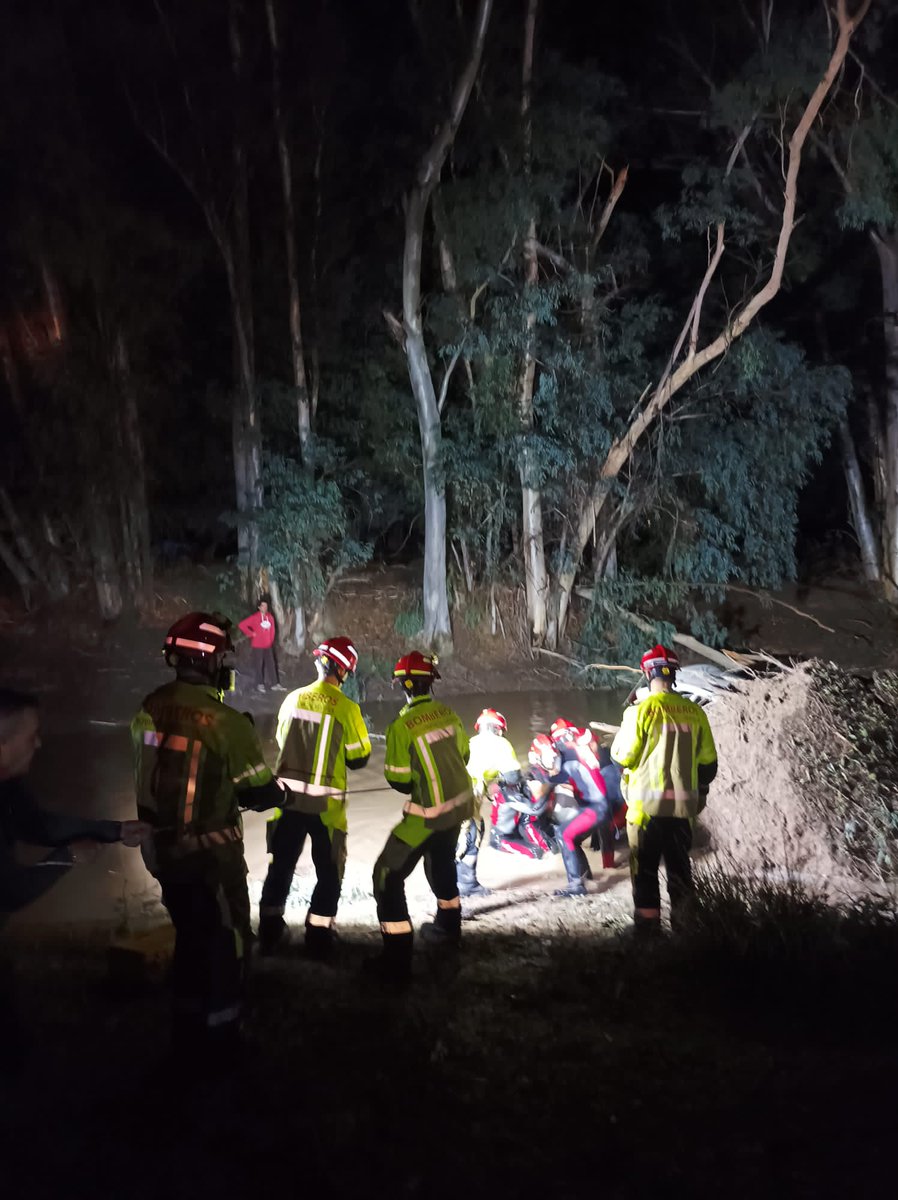 BomberosAlcala's tweet photo. 🔴 Anoche actuamos en el #rescate de una persona que quedó atrapada con su vehículo en el río Guadaira tras intentar cruzarlo por un tramo con poco caudal

↪️ A-92, km 23.

⏩ Se tuvo que acceder al río ya que el ocupante señalaba que no sabía nadar. Se rescata sano y salvo. https://t.co/EwPs3PWhwv