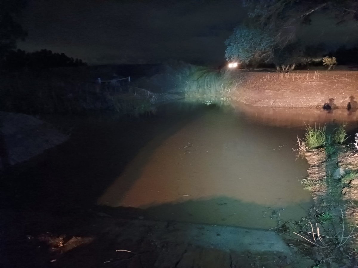 BomberosAlcala's tweet photo. 🔴 Anoche actuamos en el #rescate de una persona que quedó atrapada con su vehículo en el río Guadaira tras intentar cruzarlo por un tramo con poco caudal

↪️ A-92, km 23.

⏩ Se tuvo que acceder al río ya que el ocupante señalaba que no sabía nadar. Se rescata sano y salvo. https://t.co/EwPs3PWhwv
