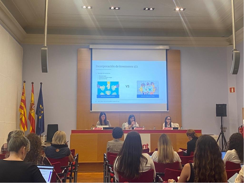 mmora's tweet image. 📸Aproximant-nos a la meitat de #AWEnergized 2023 a @fomenttreball! Les emprenedores ja estan fent el bootcamp 100 Milion Learners i a les masterclasses hem cobert l&apos;inici, planificació, el pitch, la comunicació i com Google pot impulsar les seves startups! @USConsulateBCN