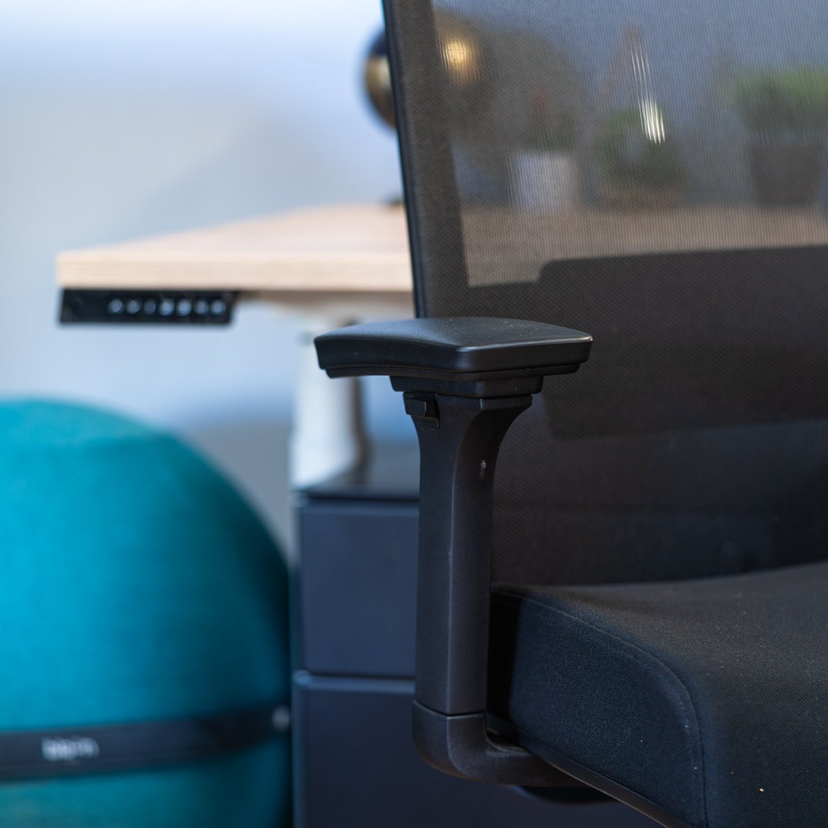 Up_&_Desk tweet media