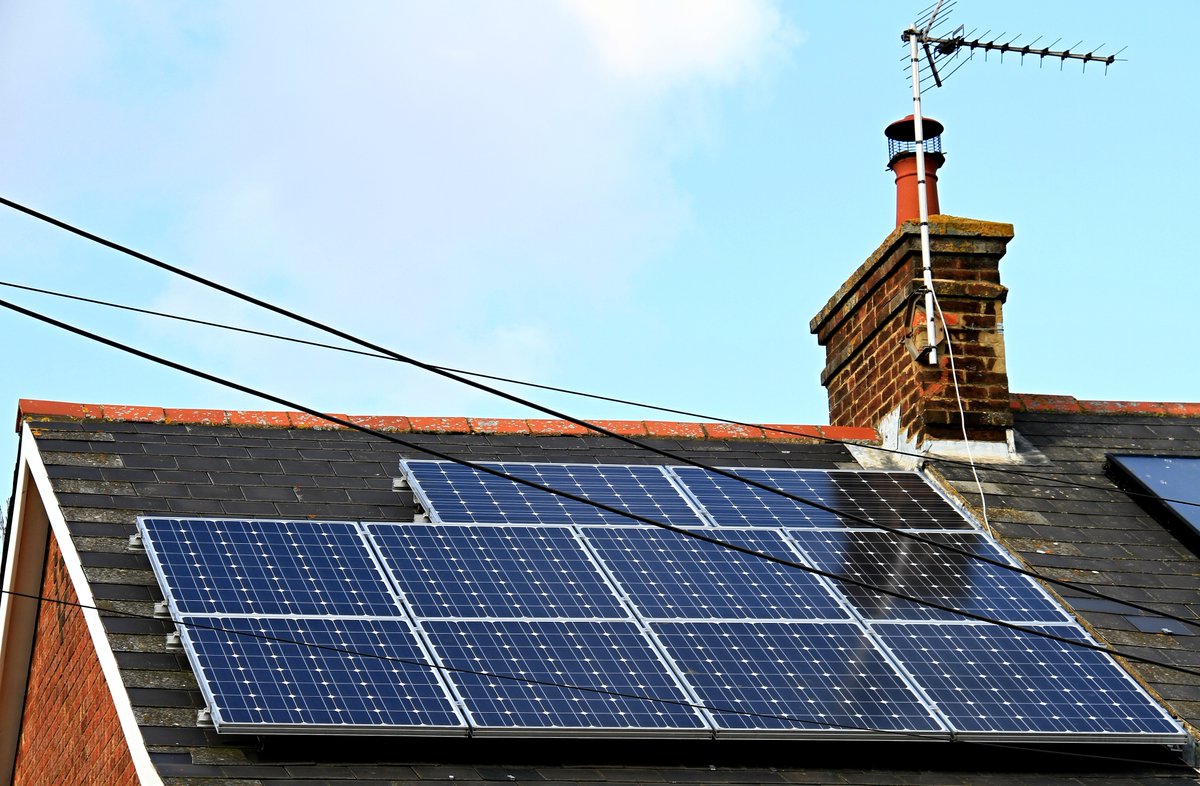 💡 Looking to save money while switching to solar energy? Solar Together are helping #WestSuffolk residents reduce their energy costs by producing their own clean energy and increasing their energy independence. Sign up by 27 October! Visit: orlo.uk/WhIpN