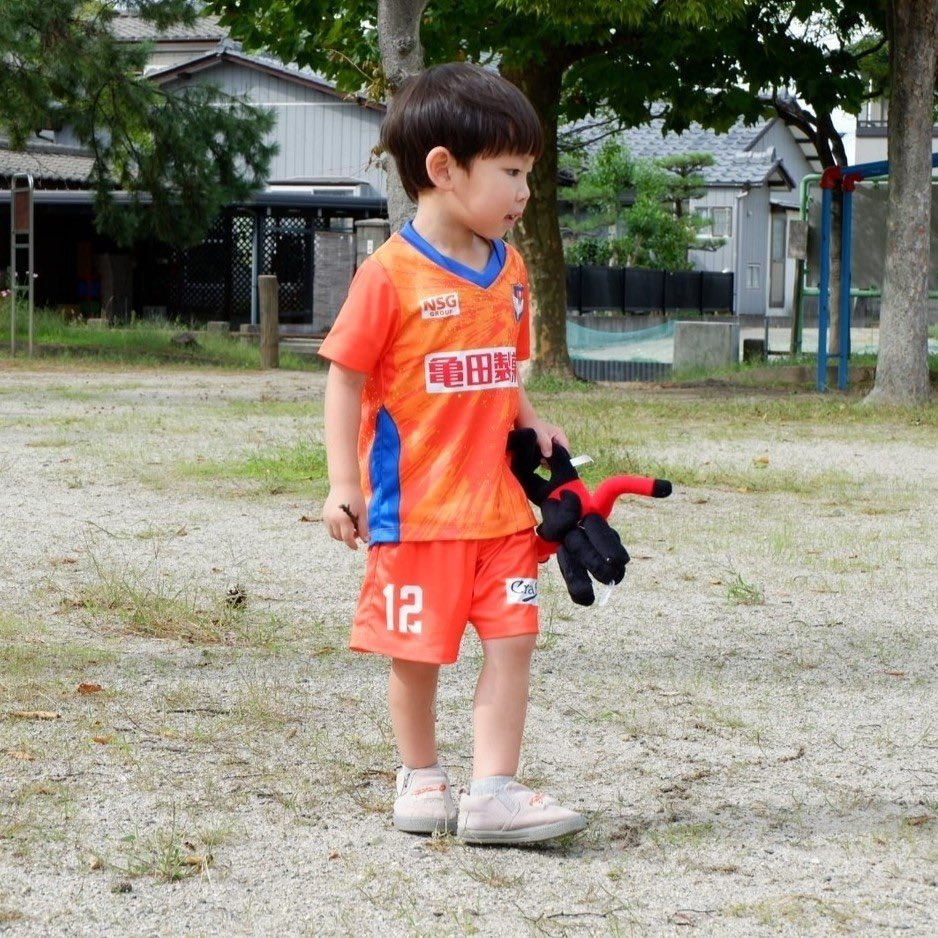 albirexL's tweet photo. ／
🆕新商品情報🧡💙
＼

たくさんの方のご要望💡にお応えしまして、本日よりキッズユニフォーム🧒🏻👦🏻の受注販売を開始します👏🏻✨

ご家族でお揃いにしてぜひスタジアムにお越しください🏟️‼️

🔽詳しくはこちら
https://t.co/XhmvRItd4k

#albirexL #albirex  #WEリーグ https://t.co/mCAxiMyglz