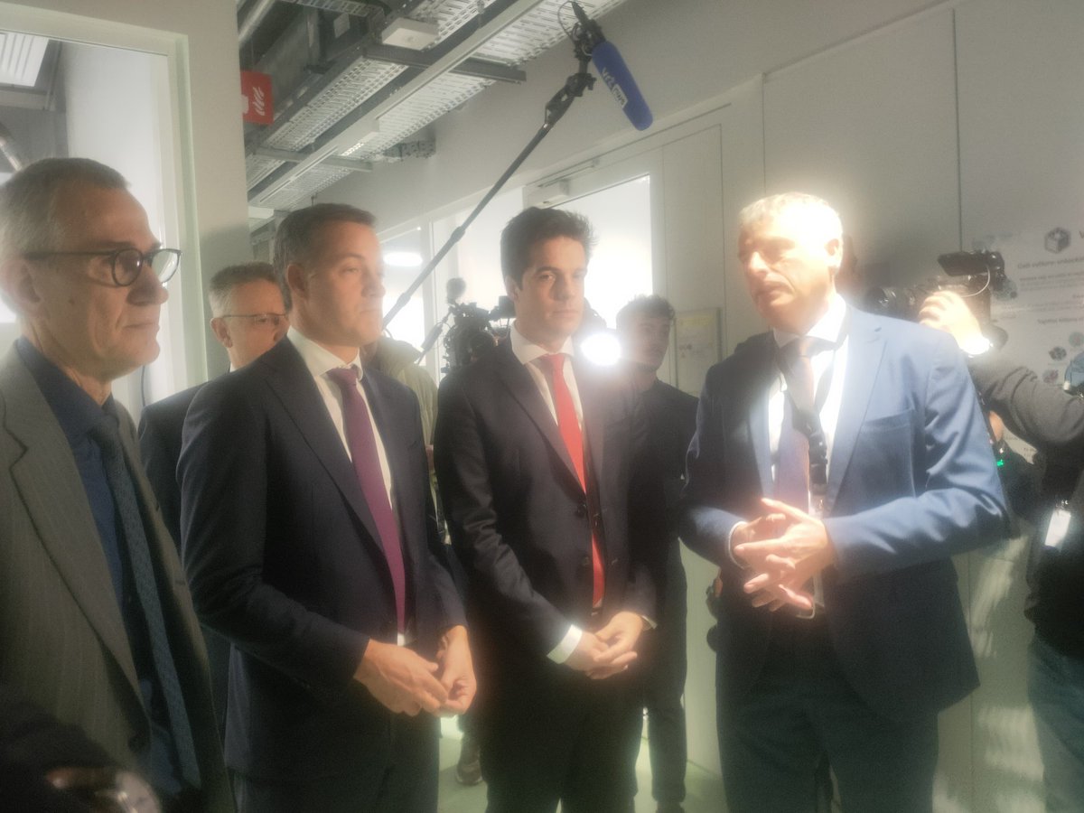 In #Leuven is vandaag het Virusbank Platform van de <a href="/KU_Leuven/">KU Leuven</a> ingehuldigd. Er wordt onderzoek gedaan naar verschillende virussen om ons beter te wapenen tegen toekomstige pandemieën. #robnieuws #robtv