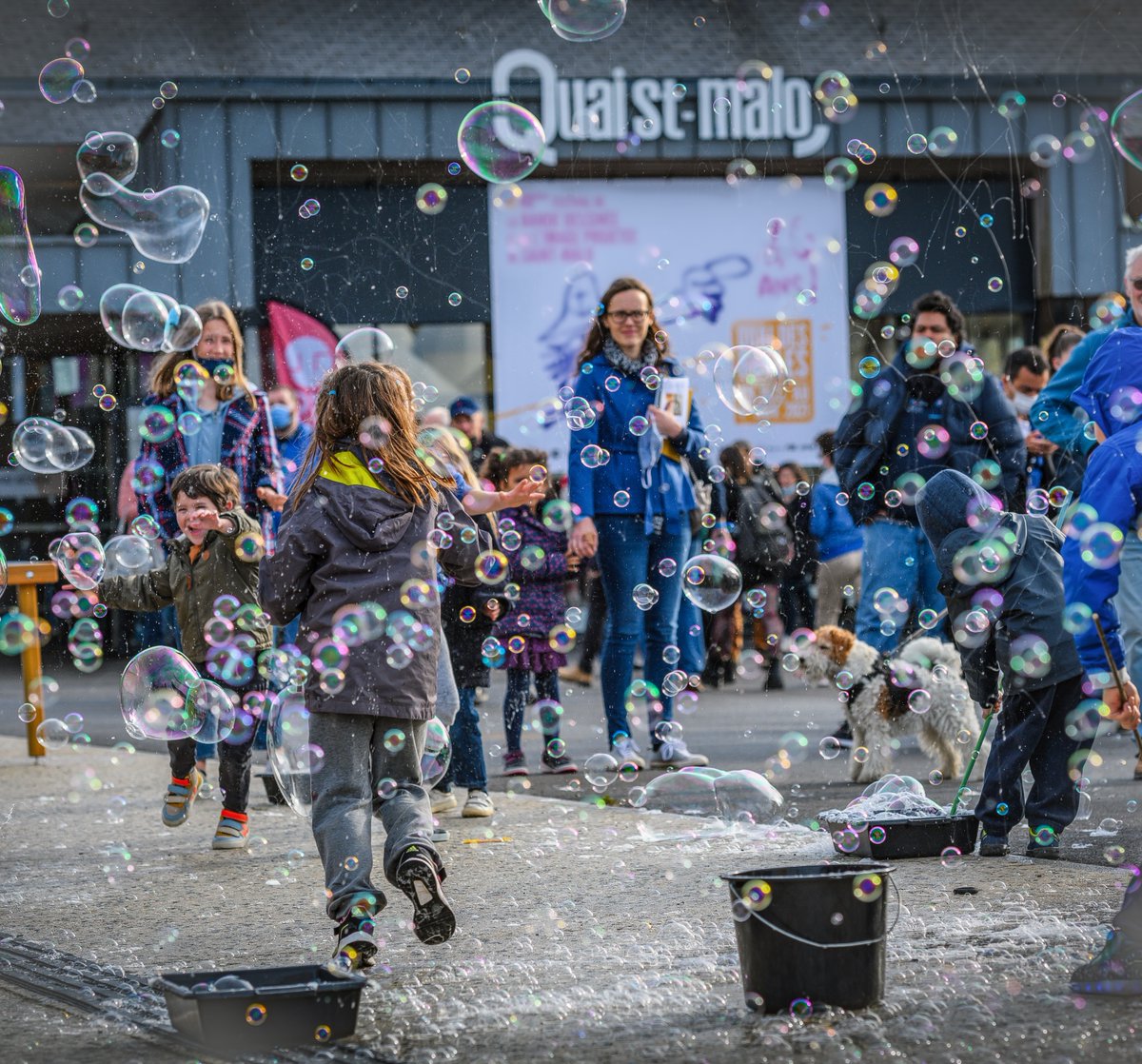 Vous êtes prêts pour @QuaidesBulles ? Rejoignez-nous pour un week-end rempli de créativité, d'émerveillement et de rencontres inoubliables !💛🌊 #quaidesbulles #saintmalo #bandedessinée