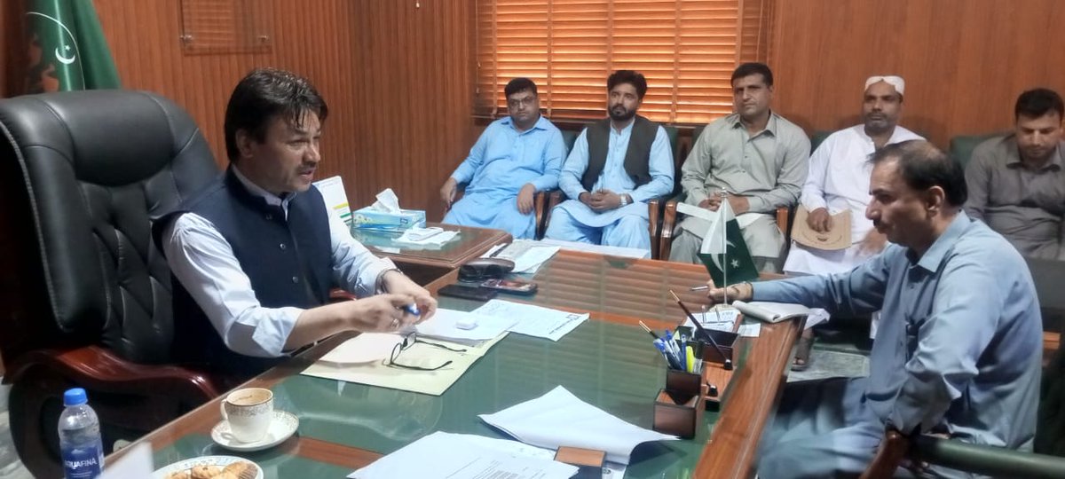 AkhtarMangi4's tweet photo. ڈپٹی کمشنر استامحمد محمدحسین نے کہا ہے کہ علم کی طاقت کی بدولت ہم اپنے بچوں کا بہتر مستقبل سنوار سکتے ہیں تمام سرکاری سکولوں میں تعلیمی نظام میں بہتری لائے جائے تاکہ عوام کا ان سرکاری درسگاہوں پر اعتماد بڑھ سکےاجلاس سے خطاب
@cs_balochistan @Mohamma96152014 @Tariqqamarb https://t.co/wD8bSoFesx