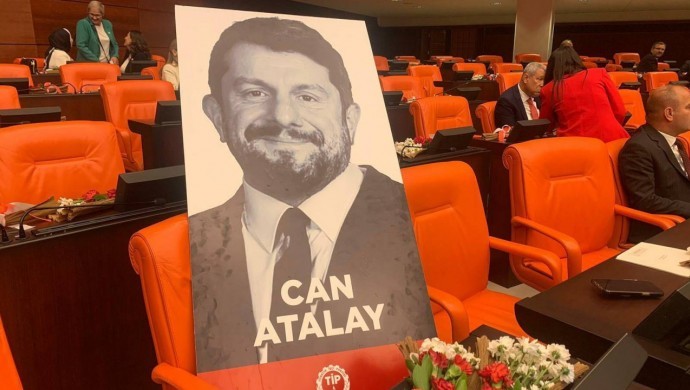 Anayasa Mahkemesi, Hatay Milletvekili Can Atalay'ın seçilme hakkı ile kişi hürriyeti ve güvenliği hakkı yönlerinden hak ihlali olduğuna karar verdi.
#CanAtalayaÖzgürlük