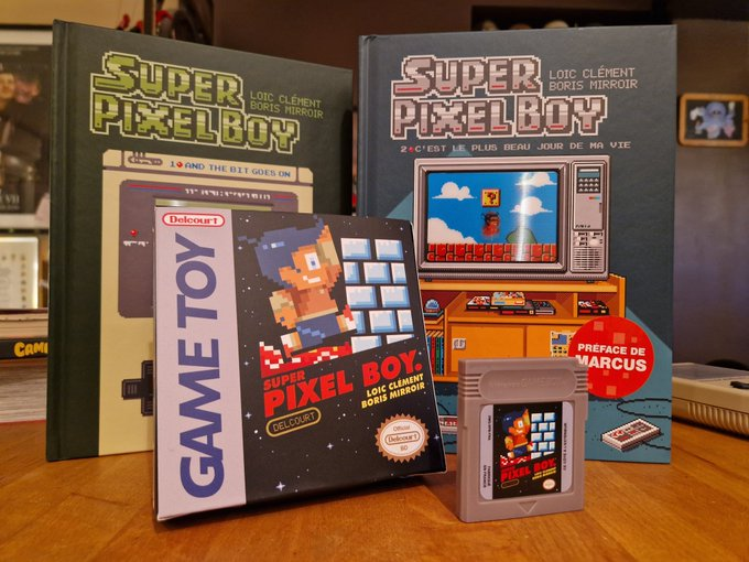 Marcuszeboulet's tweet photo. Ptizamis Retrogamers, pour fêter la sortie du tome 2 de #SuperPixelBoy dont j'ai eu l'honneur de faire la préface, je vous propose de gagner le Tome 1 avec un simple Retweet de ce post, un petit commentaire, et un follow de @DelcourtBD ! Et si vous voulez un exemplaire ultra collector du véritable jeu #Gameboy (support cartouche !) Super Pixel Boy spécialement concocté pour l'occasion par @jvperso , postez-moi en bonus une photo de vous avec votre chère Gameboy ! Les 10 gagnants seront tirés au sort mercredi prochain !