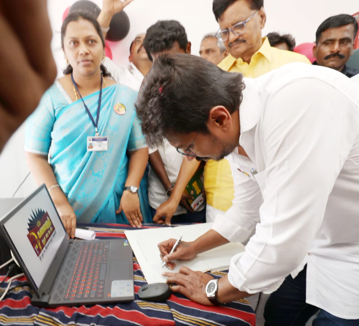 Udhaystalin's tweet photo. முத்தமிழ் அறிஞர் கலைஞர் அவர்களின் நூற்றாண்டை முன்னிட்டு, தொகுதி தோறும் கலைஞர் நூலகத்தை அமைக்கும் பொறுப்பை, கழகத்தலைவர் - மாண்புமிகு முதலமைச்சர் @mkstalin அவர்கள் @dmk_youthwing வசம் ஒப்படைத்துள்ளார்கள். 

தேனி தெற்கு மாவட்டம் - கம்பம் நகரத்தில் கழக இளைஞர் அணி சார்பில் அமைக்கப்பட்டுள்ள கலைஞர் நூலகத்தை இன்று திறந்து வைத்தோம். 

எழுத்தும் - வாசிப்பும் வாழ்வை மேம்படுத்தும் என்கிற வகையில் திறந்து வைக்கப்பட்டுள்ள கலைஞர் நூலகத்தை, கம்பம் பகுதி மாணவர்கள் - பொதுமக்கள் பயன்படுத்திக்கொள்ள வாழ்த்துகள். 
@IPeriyasamymla @CumNRamaksinan @ThangaTamilselv @GprMadurai