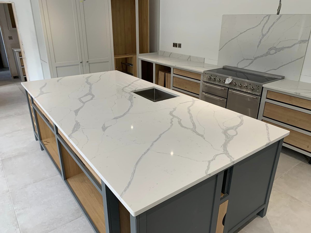 Calacatta Royal quartz from FugenStone is a stunning worktop that adds class to any home. This kitchen was installed on a Rokofurniture hand-built kitchen. The customer also chose a sink from The 1810 Company. marble-granite-quartz.com #quartzworktops #kitchenisland #dreamkitchen