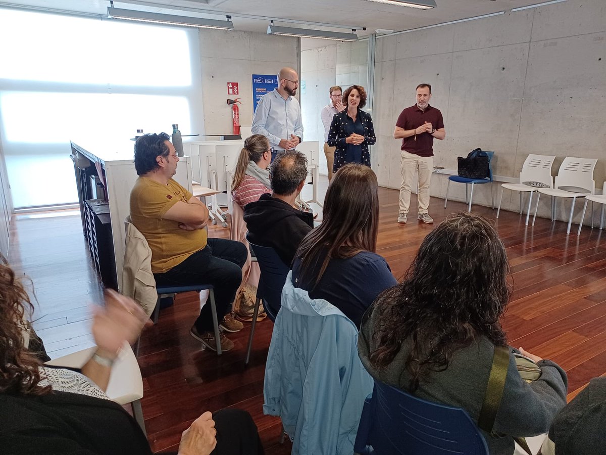 Este matí s'està celebrant a Quart Jove el Taller "Fas acompanyament socioeducatiu a persones joves? de la Càtedra de #Joventut, i ha comptat amb la presència del nou de l'IVAJ Vicent Ripoll, l'Alcaldessa de #QuartdePoblet Cristina Mora i el regidor de Joventut Juanjo Susin.