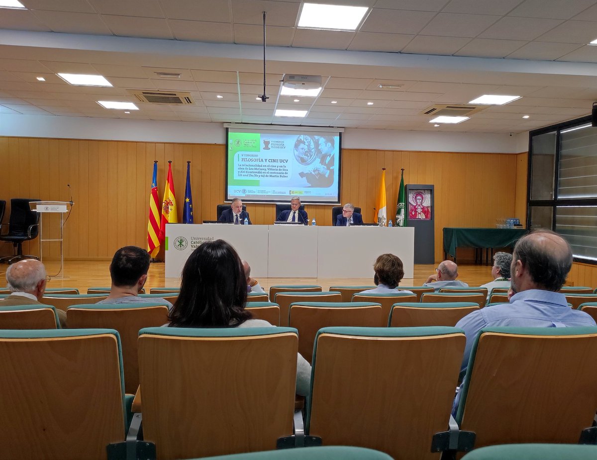 El decano de la Facultad de #Filosofía, Letras y #Humanidades, Dr. D. Eduardo Ortiz, el investigador principal Dr. D. Ginés Marco, y el director de contenidos del #congreso, Dr. D. José Alfredo Peris, inauguran el V Congreso  internacional de filosofía y #cine en la <a href="/UCV_svm/">Universidad Católica de Valencia</a>