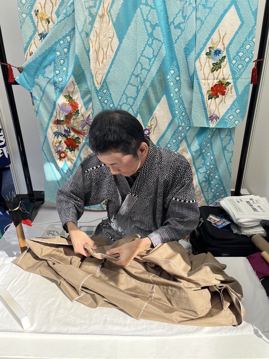 先週末に開催された「尾張名古屋の職人展」に参加しました👘 天気も良く沢山の来場者で賑わっていましたね☀️ 和裁組合では2日間で4人の和裁士が仕立ての実演を行いました。 来場者の方に興味深く見てもらえたり、仕立てのお話をしたりしました。 有意義な2日間でした✨