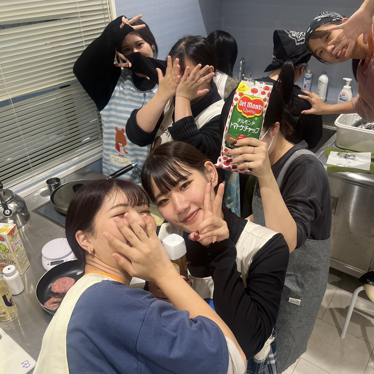 kc_sanko's tweet photo. コースの授業🍳

こども総合学科の3年生になると
6つのコースから自分のやりたい！を選択することができます👀🌟

ちなみに、食育コースの皆さんです🪿🪿🪿
季節の食材やイベントに関わるお料理を勉強することは、こどもたちの学びに繋がります✏️ https://t.co/Z8HR2Uo8KD