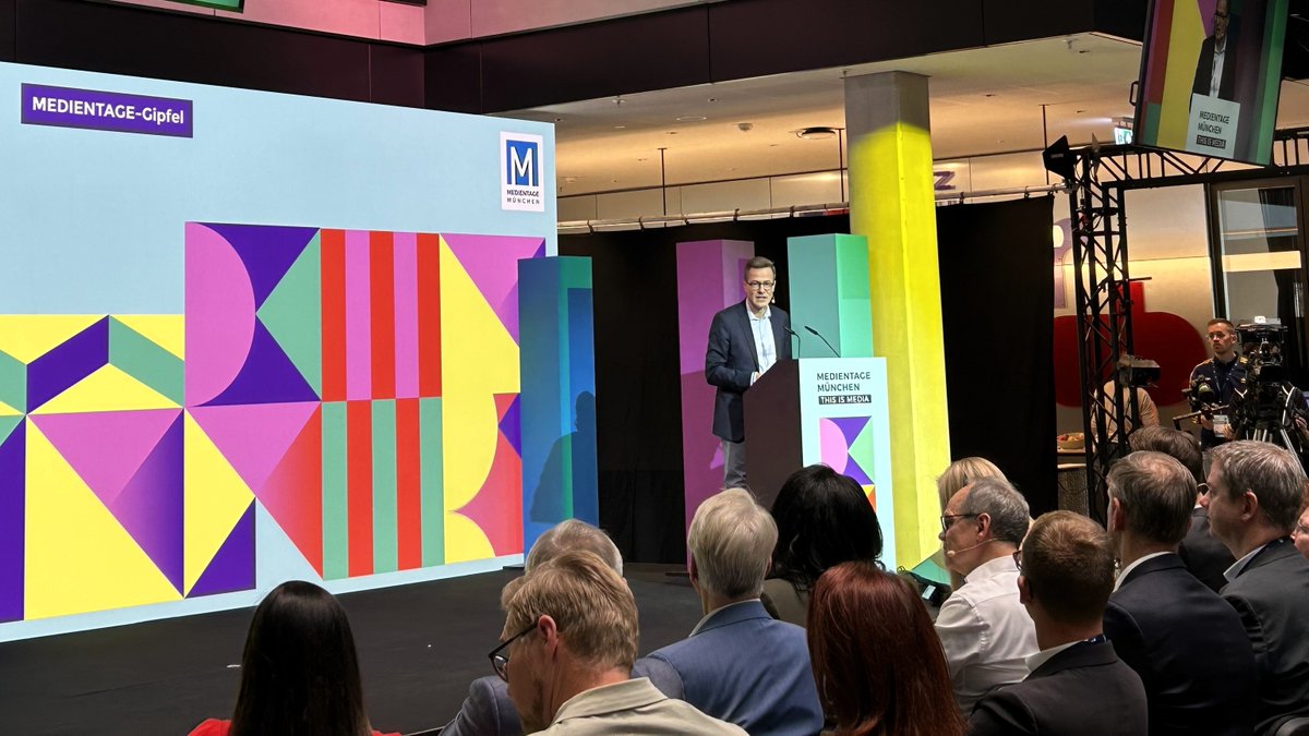 medientage_mtm's tweet photo. Appellative Keynote von @phjustus und @GoogleDE  bei #MTM23 - "#KI ist zu wichtig, um sie nicht gut zu regulieren." Die Einstufung als Hochrisiko in der EU dürfe nicht Standard werden. Und: Wer große Entwicklungen liefert, habe auch große Verantwortung. https://t.co/0wbsAox5Bc