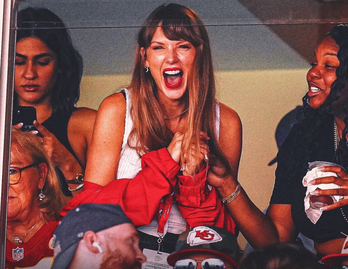 PopCrave's tweet photo. Travis Kelce’s dad, Ed, tells PEOPLE that Taylor Swift is “a very, very sweet, very charming, down-to-earth young woman”:

“She gets up to go get a drink or something and she starts picking up empty bottles, cans, plates that are scattered around… I don’t think she got the diva memo. She didn’t get the spoiled musician. She doesn’t know how to pull that off.”