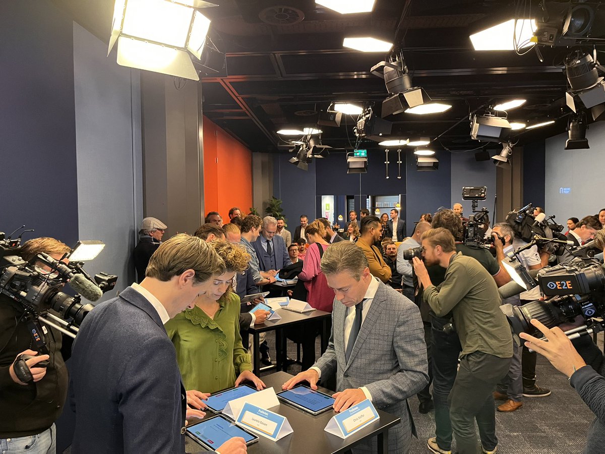 Verschillende partijkopstukken kregen vandaag de eer om als eerste de StemWijzer in te vullen. Doe hem nu zelf op stemwijzer.nl