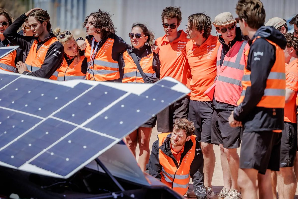 On day 4, the @brunelsolarteam formed a human wall to protect #Nuna12 and her delicate solar panel from strong winds. Great team spirit! 
#BrunelSolarTeam #BWSC23

📸: @Lightatwork