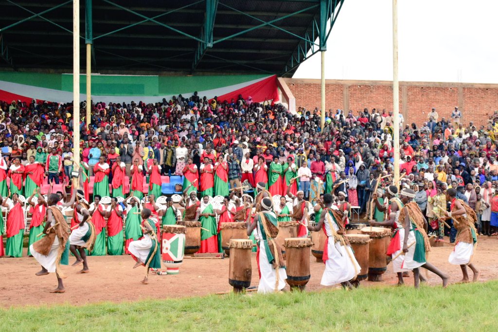 #Burundi: Le Président de la République <a href="/GeneralNeva/">SE Evariste Ndayishimiye</a> réhausse de sa présence les cérémonies de présentation officielle du nouveau  gouverneur de <a href="/MuramvyaProv/">Province Muramvya</a>, Mr Euphraim Ndikumasabo. 
Les cérémonies se déroulent au stade Royal de #Muramvya