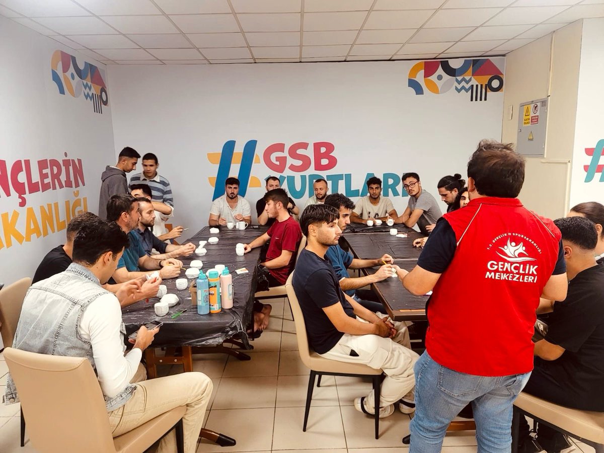 Muğla Erkek Yurdu Genç Ofisi’nde Gençlik Lideri Mehmet Deveci eşliğinde öğrencilerimiz ile birlikte Seramik Boyama etkinliğimizi gerçekleştirdik.