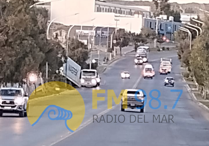 empiria2015's tweet photo. ¡ATENCION!!! Accidente en la av. Yrigoyen, cercanía de av. Roca. Un semi se desprendió y quedó sobre el boulevard. No hay heridos. @radiodelmar987 @HerreraSoleKm5 @Adolfm07 @SilAragn @TveoComodoro @ornellavezzoso https://t.co/h8QsxlfvJ9