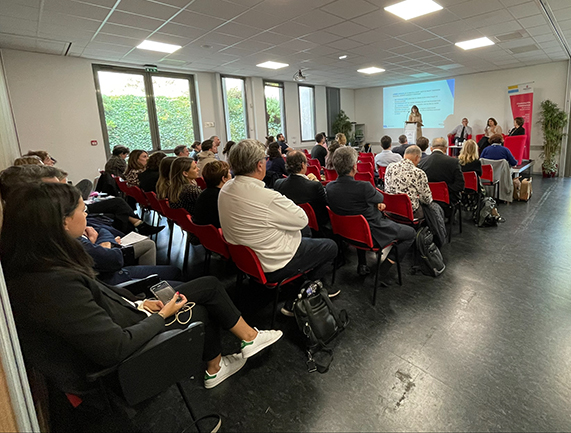 Lancement des 1ères Communauté d’innovation du @GerontopoleNA A cette occasion, le #DrFiorenzaGasq, Directrice #ERENALimoges a insisté sur la nécessité d’apporter un regard éthique sur l’utilisation de la télésurveillance chez la personne âgée.
 @CH_Perigueux <a href="/TchallaAchille/">Achille Tchalla</a>