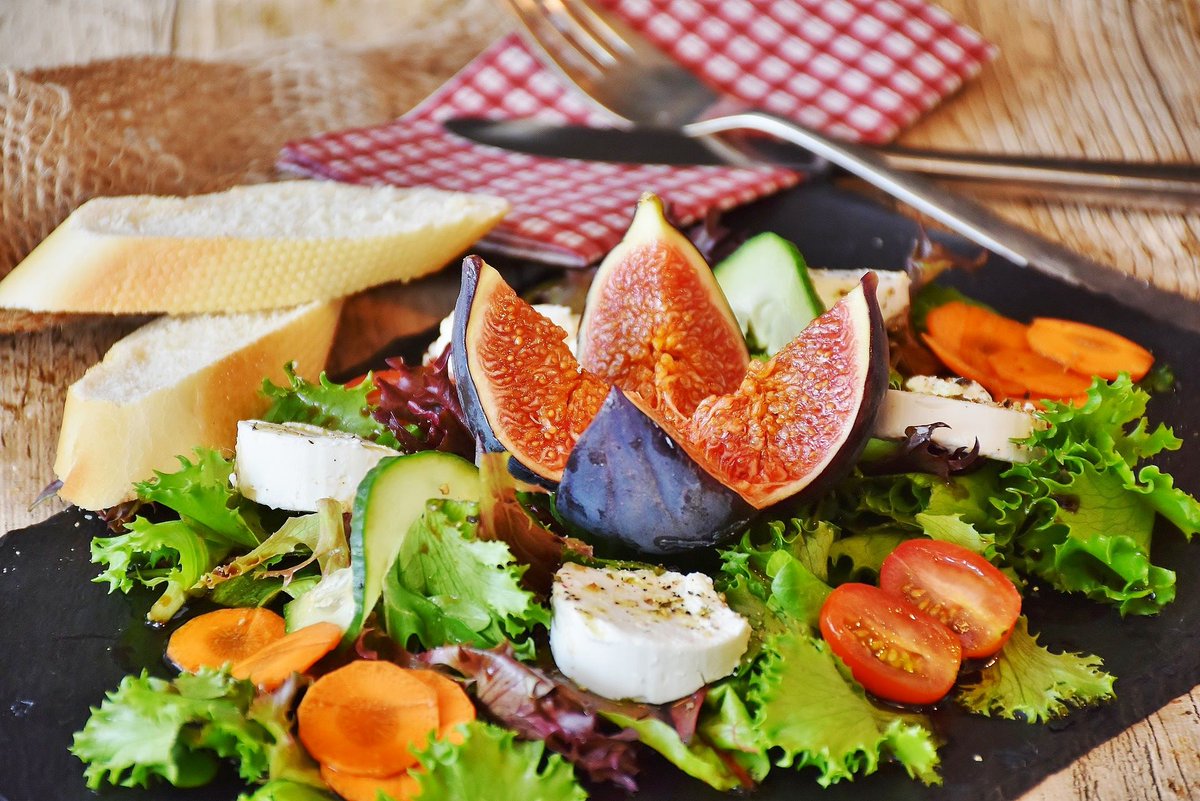 ¿Te apetece comer hoy algo sano y rico? 📷

Te proponemos una deliciosa ensalada con productos de la temporada acompañada de nuestro #RuloDeCabra 📷

Elaborado con leche pasteurizada de cabra y madurado con moho (penicilium). 📷

#Gastronomía #Quesos #VillaVieja