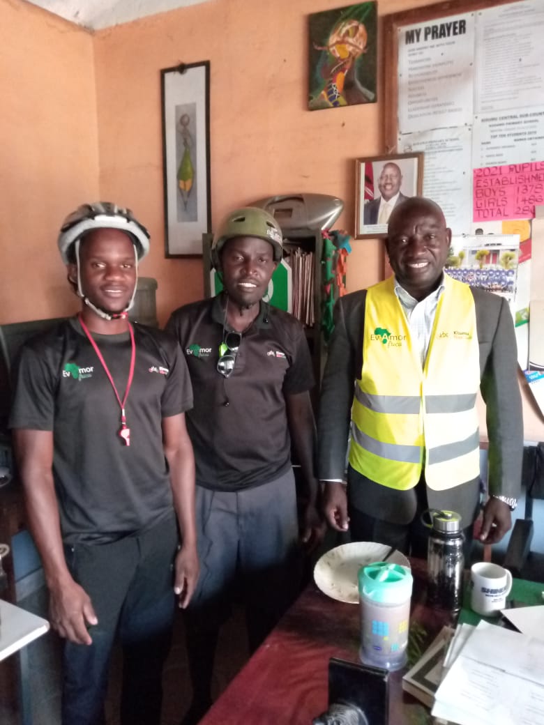 Engaging Kosawo primary school headteacher on probable establishment of a road safety club in the school and installation of road signs to caution the students from accidents <a href="/Kudzayi/">Kudzayi</a> <a href="/ITDPAfrica/">ITDP Africa</a> <a href="/UN_RSF/">UNRSF – UN Road Safety Fund</a> <a href="/urbancampaign/">Urban Thinkers Campus</a>  <a href="/KenyaRedCross/">Kenya Red Cross</a> <a href="/socialchang/">Isaac Chang</a>