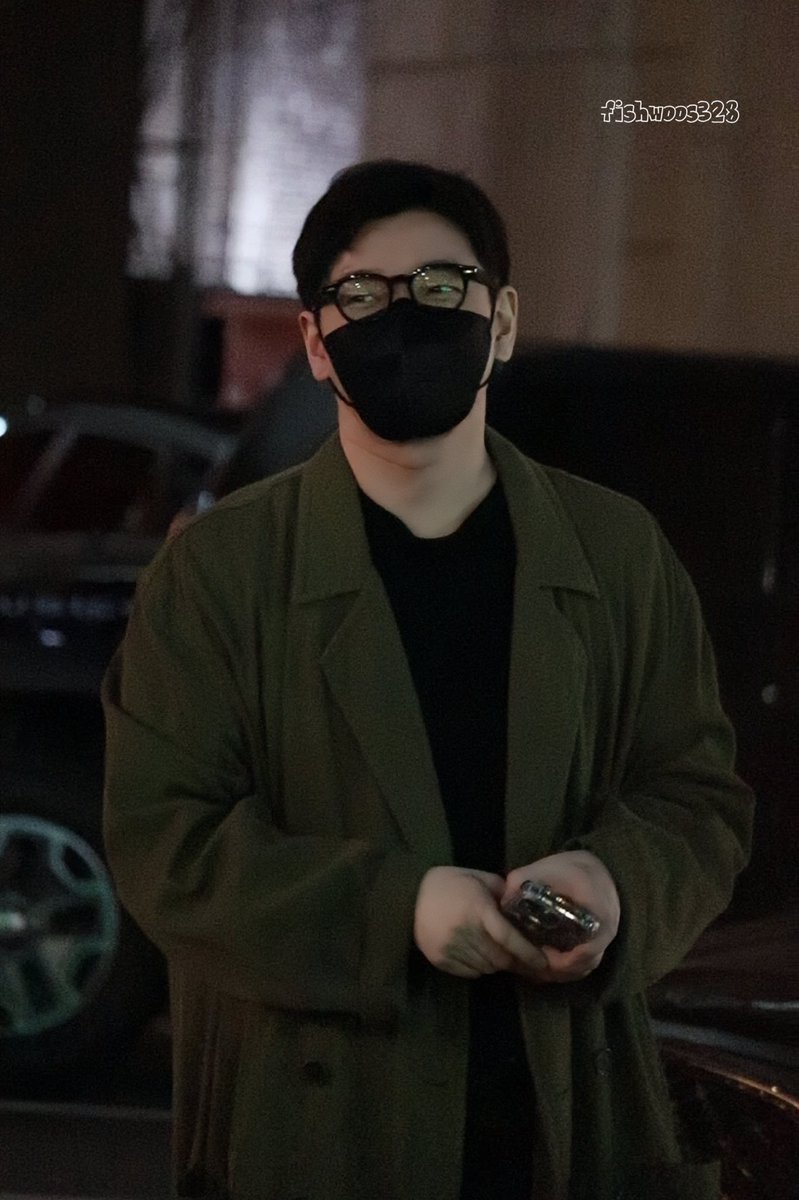 fishwoos328's tweet photo. 231025 오페라의 유령 #조승우 
조승우 퇴근길 

아니 근디…눈웃음이정도면…
…무기 아님(??😇 https://t.co/fIZtPRrxFA