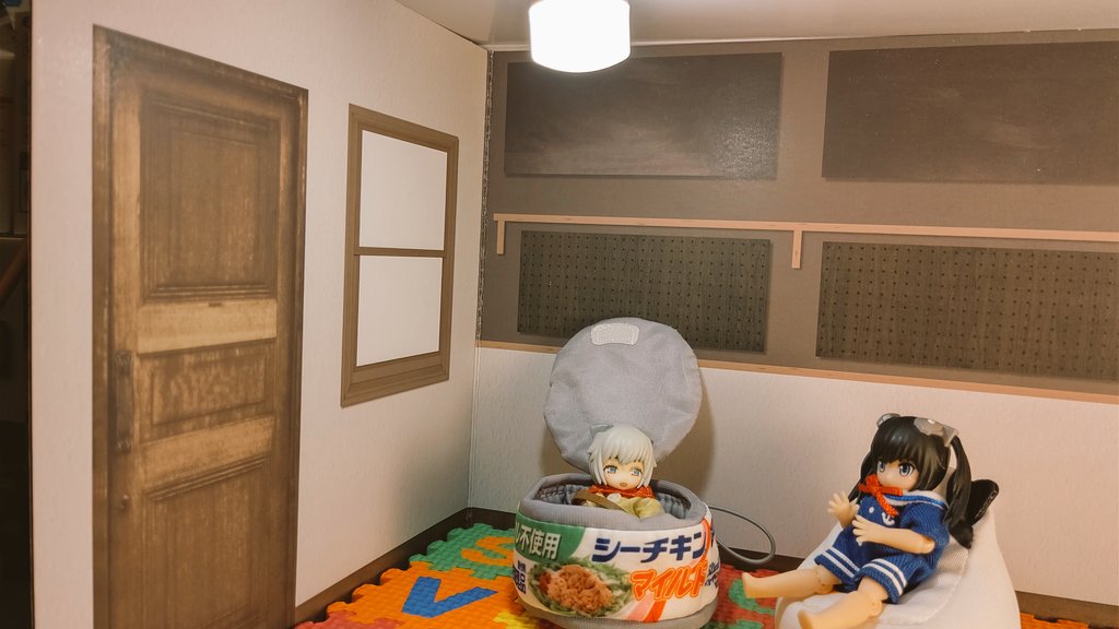 suananojuunin's tweet photo. セリアで買ったUSBライトがミニチュアのお部屋につけるペンダントライトにぴったり。
白と暖色で撮り分けてみたけど伝わるか…二枚目が白、三枚目が暖色。 https://t.co/NjkTQON270
