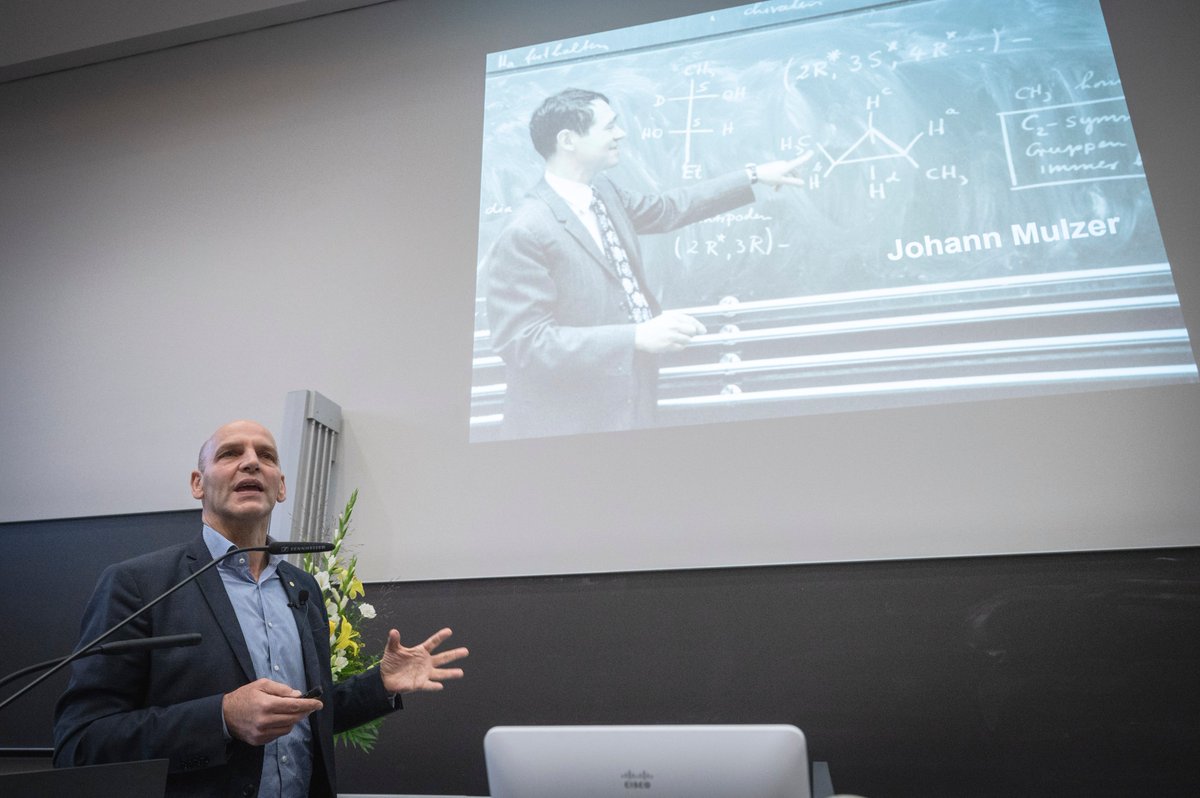 ChristmannGroup's tweet photo. During this year’s Matriculation Ceremony of Fachbereich Biologie, Chemie, Pharmazie @fubcp of Freie Universität Berlin @FU_Berlin, Prof. Benjamin List @ben_list @ListLaboratory  was awarded an honorary doctorate from his Alma Mater (📸 Bernd Wannenmacher). https://t.co/8giDT5hCOV
