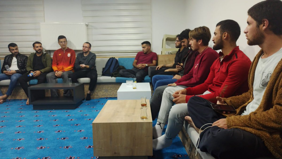 İbrahim Hakkı Yurt Lüdürlüğü olarak,  kurum psikoloğu Yunus Sucu ile birlikte öğrencilerimizle sohbet havasında, uyum programı çerçevesinde  mesleki çalışma programı gerçekleştirdik ve  tecrübe paylaşımı yaptık.