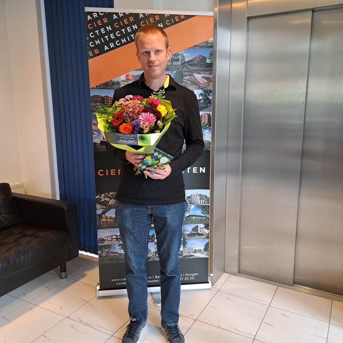 Deze maand hebben we wederom een jubilaris in ons midden. <a href="/ronaldhuijben/">ronaldhuijben</a>, modelleur bij ons bureau, was afgelopen vrijdag 20 jaar in dienst bij <a href="/CierArchitecten/">CIER ARCHITECTEN</a>. 
Nogmaals gefeliciteerd en dank voor jouw inzet in de afgelopen jaren! We hopen dat er nog vele zullen volgen.