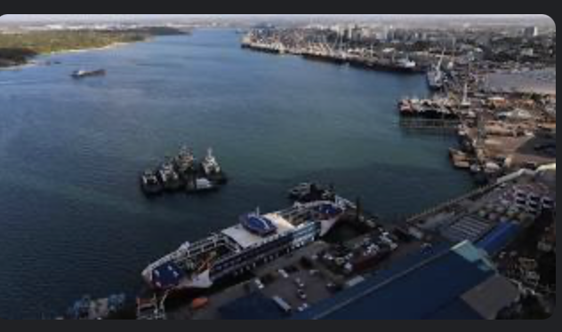lifeofmshaba's tweet photo. DP World , Uongo na Ukweli kuhusu mkataba wa HGA
1- Serikali inadanganya umma kwamba HGA yaani makubaliano ya DP World na TPA ni makubwa kuliko makubalino ya Tanzania na Dubai, IGA ni makubaliano ya kimataifa, na IGA ndio imeleta HGA, tumesaini IGA sababu Tanzania haina Bilateral Agrement yoyote ya Dubai, mchakato wake ni mrefu kidogo, na ndio chanzo cha kuingia kwenye IGA ili kukumbizana na speed aliyotaka Samia, yaani suala la uwekezaji wa DP World nchini limekuja kama suala la dharura na ilikuwa ifanyike chapu chapu, Hivyo kusema HGA imeweka ukomo ni uongo, kwa sababu IGA haina ukomo na kila HGA ikiisha ita uhishwa upya kwa miaka mingine, hii miaka 30 ya mwanzo ni mwanzo tu wa 30 nyingine nyingi zitakazofuta
2- Uwekezaji wa DP World haueleweki, hata mkataba wa HGA katika ya Bandari na DP World umeonyesha kuna fenya ya miaka 5 tu, yaani Billioni 600 . Tanzania kama Nchi tumeshawekeza zaidi ya trilioni 2 katika bandari, kutokana na uwekezaji huo tunapata Trilini 7, nini nini kitaletwa na maajibu ya Billioni 600 ? Kwa nini uwekezaji mdogo unasemwa kwamba utaleta fedha nyingi zaidi? Sababu zinazosemwa na wapambe wa serikali kwa nini bandari inauzwa ni ili kuwekezwa mtaji mkubwa, Billioni 600 ndio mtaji mkubwa tulioshindwa kuwekeza mpaka tumetafuta DP World ? Ni kwenye kwamba tumeshindwa kiasi hicho?
3- Kufikia 2030 serikali inasema itapata Trilioni 26, lakini ukubwa wa uwekezaji kufikia hiki kiwango haisemwi, Lakini kuna mkopo wa Trillion 1 ambao tumechukua Bank ya Dunia na mradi unakamilika June 2024, Kutokana na hii juhudi Document za serika zinaonyesha kwamba tutapitisha tani 30 millioni, makadirio haya ni yale yale DP World imefanya mpaka kufikia 2030, kama kuna mradi ambao utatufisha tani 30 millioni kwa mwaka, kwa nini tena tuna mwekezaji anasema atafikia tani hizo hizo kitu ambacho tunaweza fikia bila yeye itakapofika 2030, na mashaka haya yanatimilika kwa sababu pia DP World haijasema kwa kila gate itaweka mashine ngapi na hizo mashine zitawekwa au kuwekezwa bandari kwa kipindi gani ? kwa ninia hakuna data ya namna gani uwekezaji utafanyika, kwa kiwango kwenye mitambo na fedha, Kuna utata mkubwa sana ni nini kitawekezwa na DP World, hakuna uwazi kabisa nini kitafanyika hapo bandarini na DP World ni kama wamepewa KEKI iliyokamilika, sio wapishi ni walaji.
4- Kwa nini DP World wanapewa bandari kavu? Kuna ulazima gani kwa kampuni hii kuendesha bandari kavu? Uwekezaji wa bandari kavu ungeweza kufanywa na wazawa, DP World ikaweka hiyo technologia inayodai kuwa na ufanisi kwenye bandari, tunaweza tunga sera bora na sheria kuhakikisha bandari kavu zinafanyakazi kwa ufanisi, tukaweka masharti ya utoaji huduma katika bandari kavu ili kuongeza ufanisi na speed. Kuteka sector nzima na kampuni moja kuna changamoto ya usalama wa Taifa ( Kumbuka usalama sio lazima uwe ulinzi lakini pia kama kutoa nguvu kwa kampuni au mtu kiasi kwamba anaweza tikisa uchumi au huduma katika Taifa)
5- DP World ilipatikana bila ushindani, mpaka sasa hakuna sababu kubwa sana kuelezea kwa nini tuliamua kutofanya ushindani kwenye hii tenda
6- Changamoto za kiutu Loliondo, Kuna mashaka sana kwamba kampuni kutoa Dubai hazina utu, matendo yanayofanyika Loliondo ukiwa mfano hai, lakin DP World ina changamoto kuhusu haki za binadamu nchini Uingereza na Australia, Hivyo kuweka mashaka kama wataheshimu wadau wa bandari na binadamu wengine nchini, wamekuwa changamoto kwa jamii ya Maasai kwa muda mrefu, Pamoja na kelele nyingi sana kutoka ndani ya nchi na Nje, Hakuna hata siku moja Dubai imewai zungumza kuhusu haki za Maasai au kujaribu kutengeneza jukwaa kujadili changamoto zilizopo Loliondo, wamezipuuza na kukaa kimya, wameziongeza kwa kasi hivi karibuni
7- Kwa kama nchi tunaamini kufanyiwa kazi za kiuchumi hata mambo tunayoweza? Tumeingia kwenye uwekezaji wa ndege kwa kasi, tena bila hata mkakati, lakini linapokuja suala la Bandari sehemu yenye faida kuliko Usafiri wa ndege tunakimbilia kuwapa wageni, Hii ndio inajenga msingi kwamba tunauza vitu vyenye faida, Kwa nini Bandari sekta yenye faida ndio tumeona tuuze na shirika la ndege tuwekeze? Hii imefanyika kwa namna hii kwa muda mrefu, hata TTCL shiriki linalotakiwa kujiendesha kwa faida tumelipuuzia, linahuduma mbovu, je haya mashiriki yana shida wa watawala wanashida na wanatamaa ya kuuza nchi? Tulitaka kuuza NMB miaka ya nyuma , hata NBC lakini bank hizi mbili bado zipo, zinafanya kazi bila kutegemea serikali hata kama kuna changamoto katika ufanisi na utoaji huduma hayo ni masuala ya uongozi ni tatizo la CCM na serikali zake sio mashirika husika
8- Tumewekeza kwenye reli matrion ya fedha ili kuweza kukimbiza mzigo kwa kasi kutoka bandarini, wakati Reli inakaribia kukamilika ndio tunauza bandari ? hizi sio ishara za rushwa? Bandari ni tegemezi sana kwa reli au barabara, inakuwaje wakati ambao nchi imepata reli ya kisasa ndio unauza bandari kwa mwaarabu ili afaidi mazingira bora? Kumbuka hapo nyuma nimeeleza tumewekeza kwa kasi sana kwenye bandari yenyewe hivi karibuni ( RoRo) kwa sasa inaweza pokea meli kubwa zaidi na kupakuwa kwa kasi nzuri, ndio tunaona tuuze bandari
9- Bandari ya Dar ina gate 12, serikali inasema imetoka kidogo tu kwa DP World, na wanasema wametoa gate 4 β 7, hizi ni gate 4 jumla au 33.33% ya bandari lakini pia eneo kubwa la mzigo hapo kurasini wamepewa DP World ili ni eneo kubwa kuliko yote na ni loss cargo kwa maana nyingine 100% yote nchi wamepewa DP World, serikali inasema itashirikiana na DP World kwenye gate 0 β 3 , Hii ni 33.33% nyingine ya bandari ukijumlisha ni inakuwa 66.67% ya bandari ya Dar Es Salaam mpaka sasa iko chini ya DP World kwa upande wa gate, kwa 66.67% gati ziko chini ya DP World na 100% ya bandari kavu zote nchi zitakuwa chini ya DP World, eneo la KWALA ambalo limejenga na serikali, mpaka kupeleka reli na barabara wamepewa DP World !! Ni kweli TPA wengeshindwa kuendesha bandari ya nchi kavu KWALA? Huu sio aina nyingi ya ufisadi na uhujumu uchumi kwa TAIFA leo? Kwa sasa serikali inajenga bandari Kigoma, inaboresha Tanga na Mtwara na inajenga bandari 2 Mwanza, kuna bandari ya kawaida na nyingie ya karakana Mwanzo North zote ni kwa gharama ya kodi za Watanzania lakini zote zimepewa DP World, Kagera kuna uboreshaji wa Bandari na tunafanya kwa fedha za umma, hapo napo DP World amechukua
10- Tunachopinga kama wananchi kuhusu DP World, ni namna mkataba wao kuja nchi ulivyoandikwa IGA na sio HGA , Japo HGA inatakiwa kwenda bungeni pia na kujulikana kwa umma, imefanywa Siri na serikali, cha pili ni namna ili kampuni limepatikana , Kwenye Cement serikali imeweka sheria inayoweka hukomo wa 35% kwa kampuni moja kumiliki soko, ili kumlinda mlaji lakini pia kulinda USALAMA WA TAIFA ( kUMBUKA ulinzi wa Taifa sio Usalama wa Taifa, usalama wa Taifa unakwenda mbali zaidi) , DP World amepewa 100% ya loose cargo kwa miaka 30, amepewa 66.67% ya gate zote nchini, kwa nini hakuna suala la usalama wa TAFIA kwenye suala la bandari lakini kwenye cement tumedhibiti viwanja kwa 35% . Hii inaleta wasiwasi ya pili ya rushwa kwenye maamuzi ya suala ili, TICTS alikuwa na 33.33% ya bandari yaani gati zote hakuna wakati tumekuwa na mwekezaji kwenye bandari mwenye kiwango cha juu kama DP World
11- Mwisho, Wakati wa kuweka saini HGA katiba ya TPA na DP World, Kupitia Mrisho Mpoto, serikali ilitikana wakosoaji kama watu wabaya, na ikasema wengine walikuwa hapo kwenye sherehe kula ubwabwa mchana, Lakini serikali hiyo hiyo inasema inasikiliza maoni ya wananchi na imeboresha mkataba, Nchi nzima inatambua Mwabukusi amefungua kesi kuhusu suala la mkataba huu, matokeo yake alikamatwa na polisi na mikutano yake imekuwa inadhibitiwa. Kama Mwabukusi aliyejitoa mpaka kufungua kesi hakusikilizwa serikali imesikiliza kweli wananchi? TEC ilitoa waraka, ukiwa na maoni kuhusu suala ili, Majibu ya Serikali akiwema Rais Mstaafu Jakaya ilikuwa ni TEC imechanganya dini na SIASA ? nani amesikilizwa na serikali? ACT Wazalendo walau ni kundi pekee linasema limesikilizwa maoni yao
12. Serikali inadanganya itakuwa na 60% kwenye umiliki wa DP World nchini, huu ni uongo uliokubuu, mara nyingi serikali imekuwa ikichanganya wananchi kuhusu hizi asilimia za umiliki, asilimia hizi mara zote zina maana ya gawio sio umiliki wa hisa , gawio la faida baada ya kuchakatwa kila kitu na kinachobaki mezani ndio gawio, hapo kuna ghalama za mtaji, kuna faida kwenye uwekezaji lazima itolewe kwanza, kumbuka gharama za mtaji inaweka kuwa riba ambayo DP World wamewekewa na waliowapa pesa jumlisha administrative na wakala wa mkopo ( Mnakumbuka kesi ya Kitilya alikuwa wakala wa mkopo hii mikopo mikubwa ina mambo mengi) kisha mtaambiwa gharama za software na mitambo, kwenye mitambo kuna ukarabati kabla ya kupigwa na bill kubwa ya mabilioni kwenye mishahara ya wakurugenzi na board ya wakurugenzi, mpaka hapo keki imebaki kiasi cha mbuzi
ASANTENI SANA CHA MLEVI ULIWA NA MGEMA shangazi usema #TutaelewanaTu #ChangeTanzania