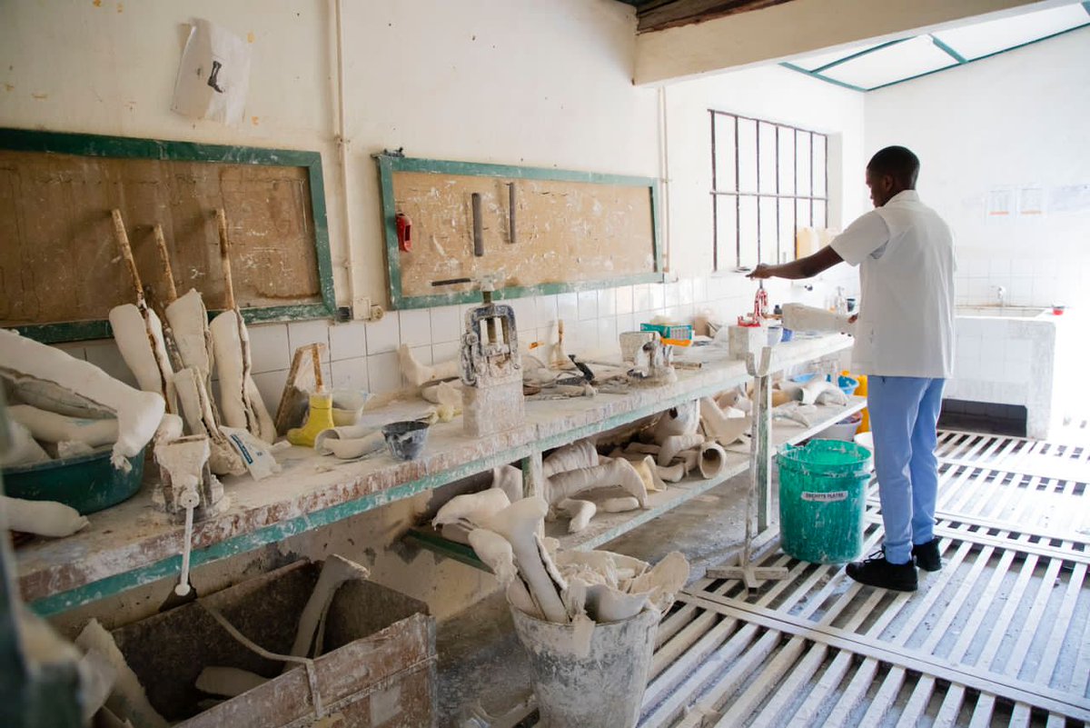 AkayezuJa's tweet photo. Frère Kizito Misigaro, Director of HVP Gatagara, highlights UNDP's remarkable support since 2018. 

This Special Hospital  has received cutting-edge machines for physiotherapy, Prosthetic, and Orthotics, leveraging modern technology. 

#UNDPMediaTour
 #ImpactShowCase https://t.co/XGif803cfg