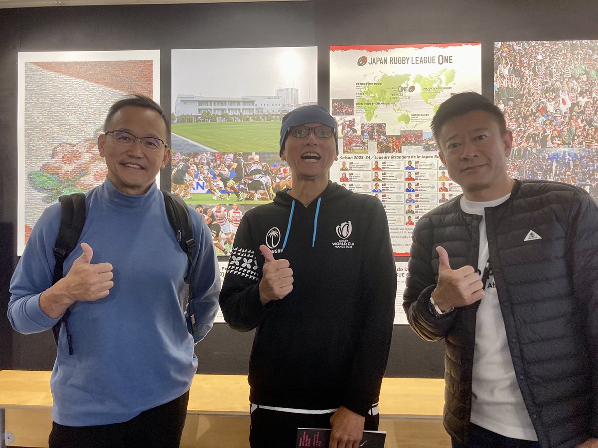 guscott12's tweet photo. 10/25の16時、パリ日本文化会館で開催された日本ラグビーの展覧会「Le rugby japonais aujourd'hui et demain
」へ。偶然、矢野武アナと村上晃一さんもいらしたので記念写真を撮って頂く。しばらく経ったら報道陣も集まっていて、そのまま日本ラグビー協会・土田会長のマスコミ取材が始まって驚いた！ https://t.co/djwzPGrgiS