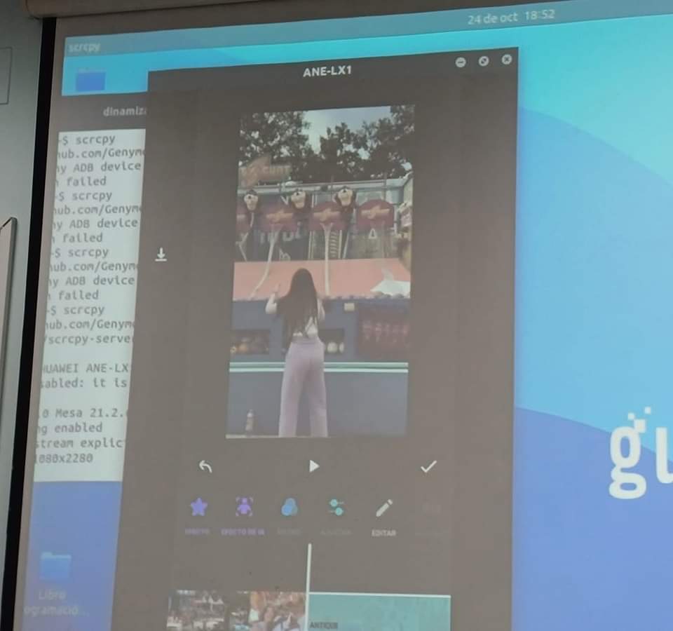 CGFuenteplata's tweet photo. 🔵 Las usuarias del grupo de tarde siguen adentrándose en la edición de vídeo en el móvil 📲 
Estas mujeres están aprendiendo a crear montajes con vídeos, música, imágenes, etcétera.

@VuelaGuadalinfo #CAPIFuenteplata https://t.co/UmIBQnSXQK