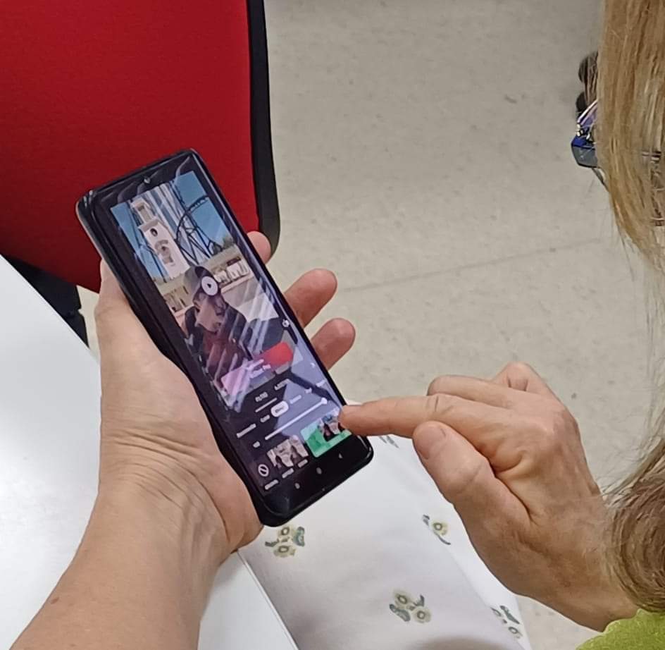 CGFuenteplata's tweet photo. 🔵 Las usuarias del grupo de tarde siguen adentrándose en la edición de vídeo en el móvil 📲 
Estas mujeres están aprendiendo a crear montajes con vídeos, música, imágenes, etcétera.

@VuelaGuadalinfo #CAPIFuenteplata https://t.co/UmIBQnSXQK