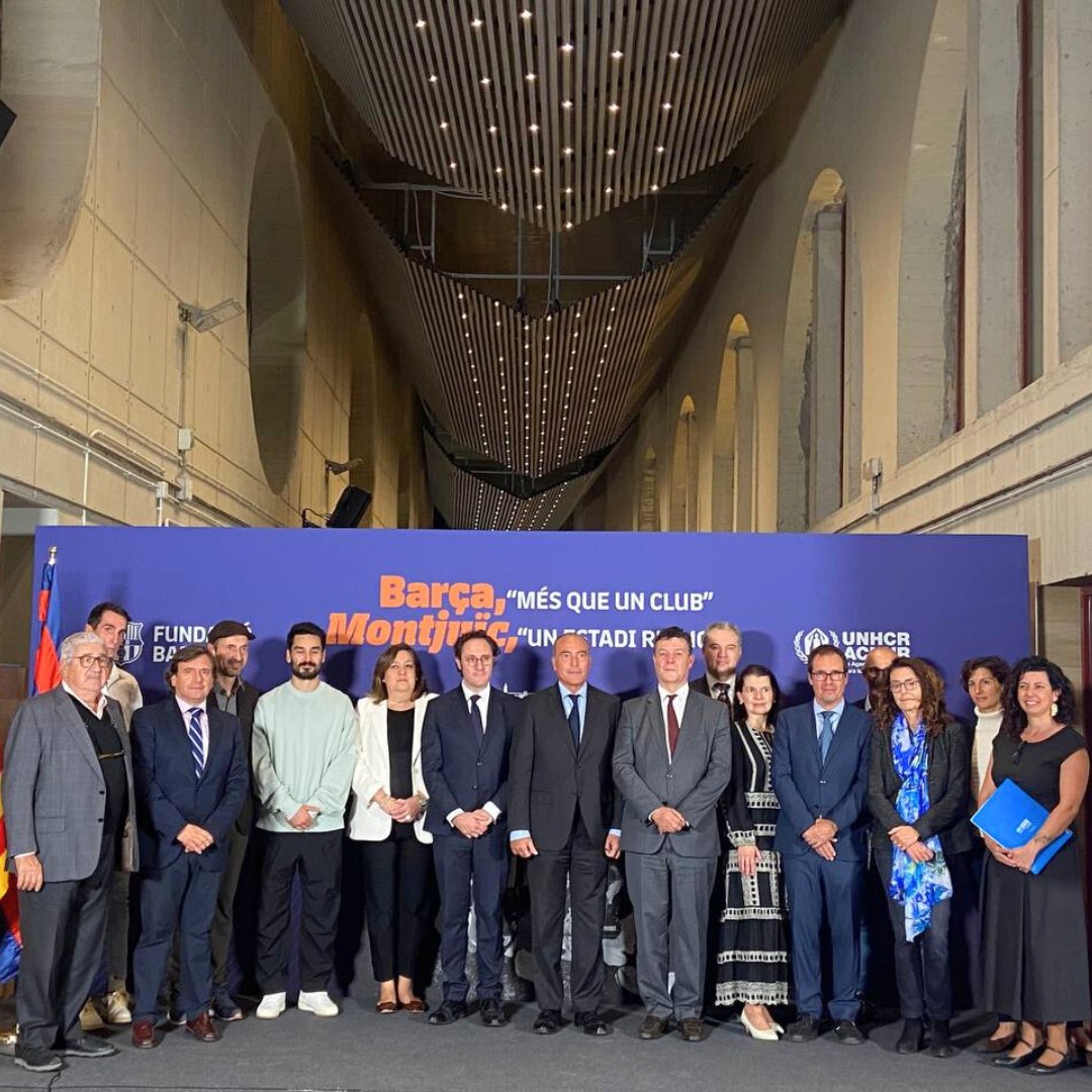 🏟️ Dilluns 23 d’octubre vam assistir a l’acte d’inauguració de l’exposició Barça “Més que un Club”, Montjuïc, “un estadi refugi”, amb la qual es vol sensibilitzar sobre la situació que pateixen més de 110 milions de persones refugiades i desplaçades que hi ha al món actualment.