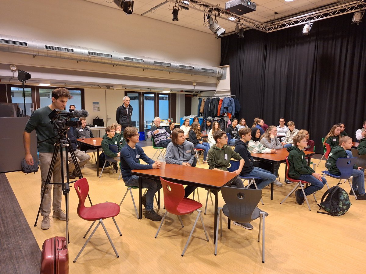 StedenbandenNic's tweet photo. Vandaag heeft bij @ErasmusCollege #zoetermeer de 3e jaarconferentie van #greenteam van 4 middelbare scholen plaats. Na  een inleiding werken ze per school aan een doel en actie-jaarplan voor een eerlijke en duurzame school. Transitie naar een #duurzame #Energie + afvalrecyclen + https://t.co/bbGxn7wCNI