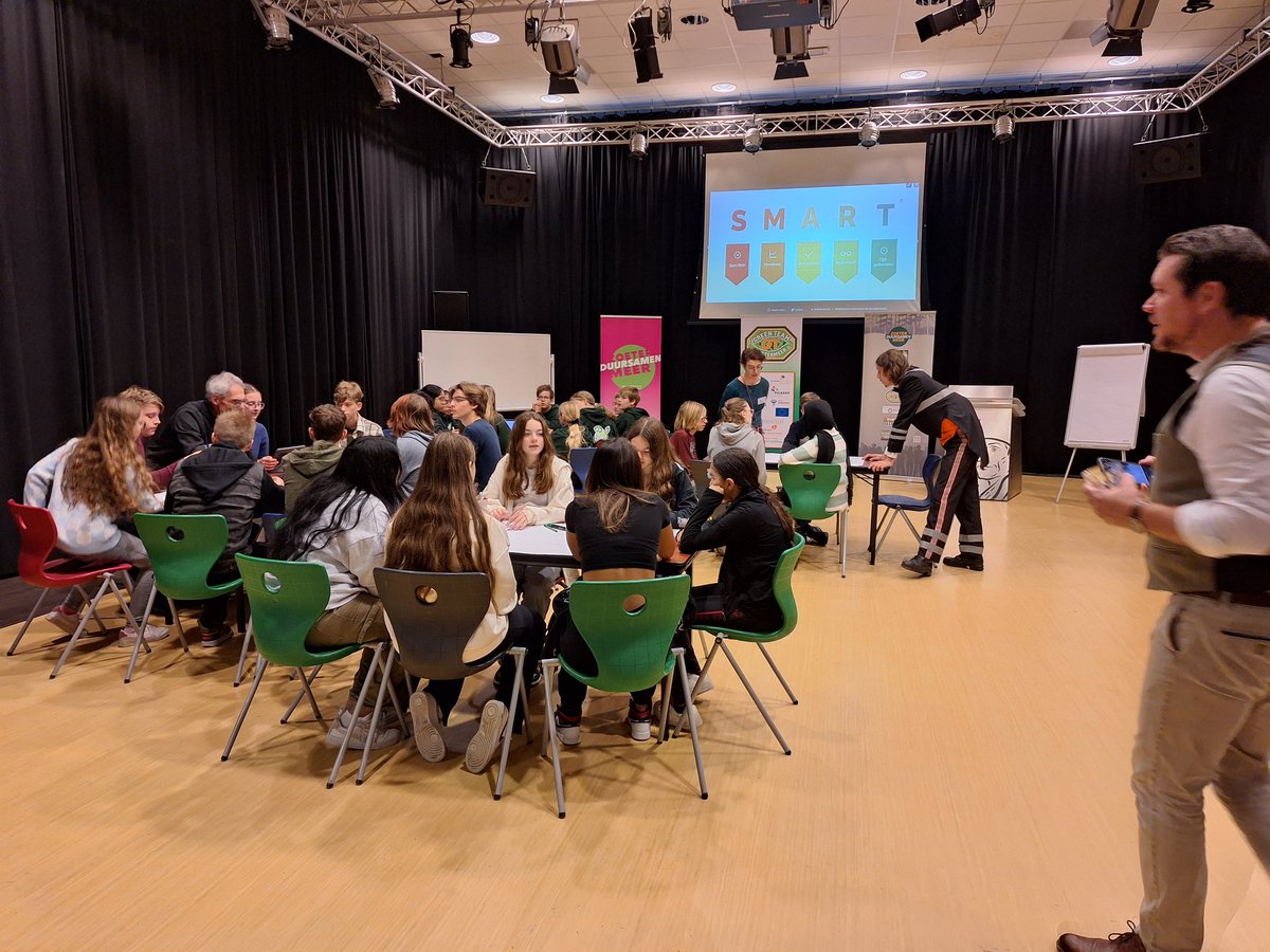 StedenbandenNic's tweet photo. Vandaag heeft bij @ErasmusCollege #zoetermeer de 3e jaarconferentie van #greenteam van 4 middelbare scholen plaats. Na  een inleiding werken ze per school aan een doel en actie-jaarplan voor een eerlijke en duurzame school. Transitie naar een #duurzame #Energie + afvalrecyclen + https://t.co/bbGxn7wCNI