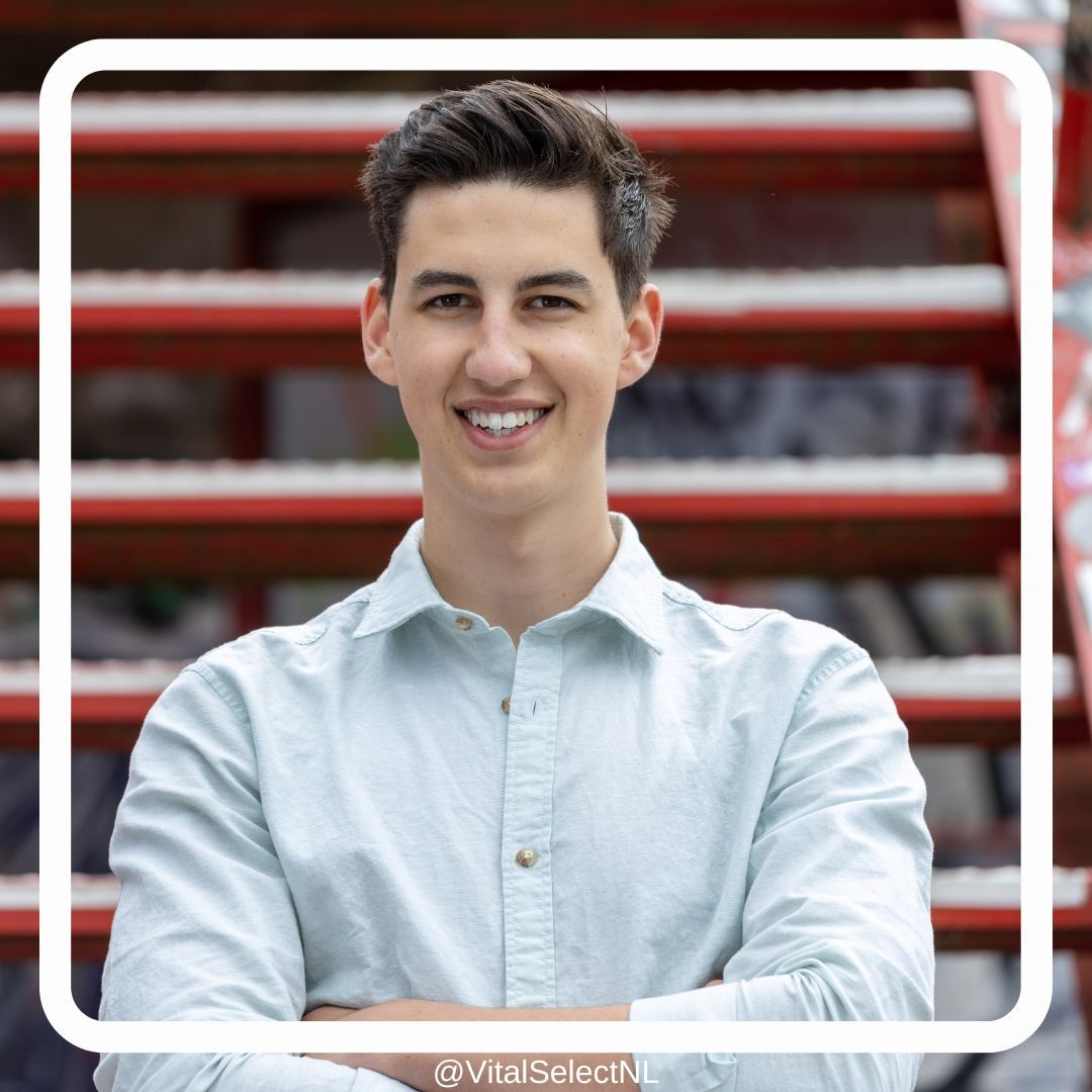 _VitalSelect_'s tweet photo. Ontmoet Stefan, onze adviseur installatietechniek bij VitalSelect. Met zijn toewijding helpt hij graag bij het aanpakken van uitdagingen en brainstormt hij met jou mee. Ontdek meer van Stefan op onze website 🌐 https://t.co/F2Zt9MjeLJ https://t.co/gSw8qVtcc0