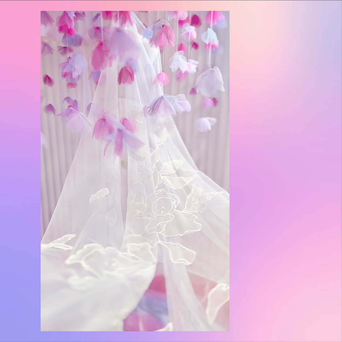 MLeurn's tweet photo. Wind lifts a hazy veil.
Lace flower gentle touch shoulder.
Veils like crown woven by fresh blooms.
Marked with eternal beauty.

Close your eyes.
In an instant, cross the flowery coastline.
Layers upon layers of pink petals.
A romance of endless, winding lines.

 #Veil #Romance https://t.co/M0DyGMg76h