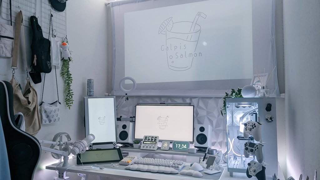 tenshi_chill's tweet photo. Upgraded white desk.🤍
#desksetup https://t.co/OxNKpyo5M2
