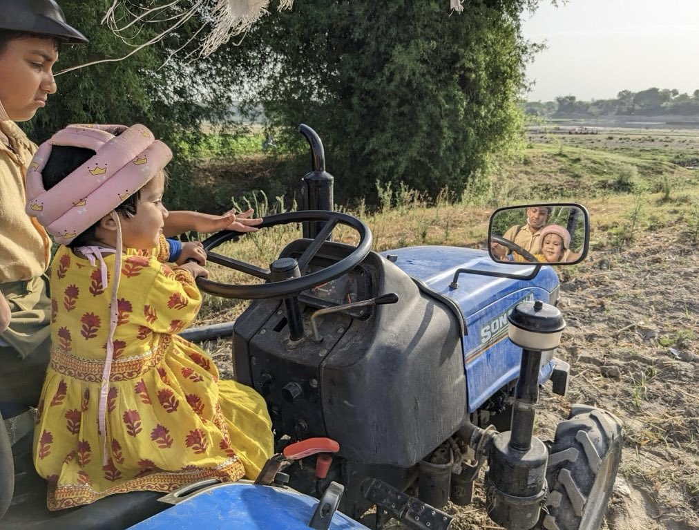 दयालबाग में बचपन से ही हाथों-हाथ काम करके, अपनी क्षमताओं को खेतों  के साथ जोड़कर समग्र बाल विकास को बढ़ावा देता है, जिससे यह विश्व  में अच्छी तरह से विकसित व्यक्तियों के पोषण के लिए एक पहचान बन जाता है।
#Dayalbagh #DayalbaghWayOfLife