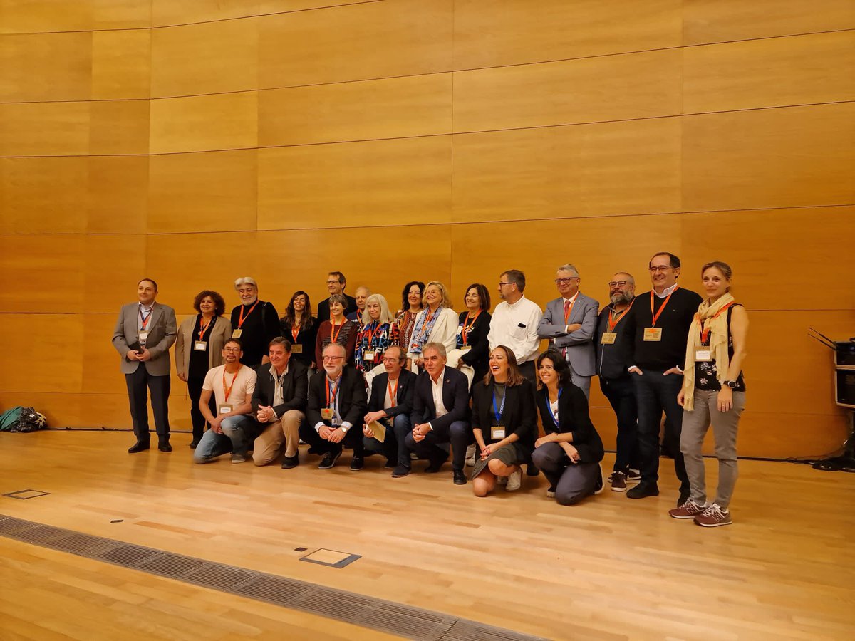 aecomcientifica's tweet photo. Maravillosa foto de familia de los asistentes a ese primer Congreso de Comunicación Social de la Ciencia hace 24 años y que hoy repiten aquí.
Mucho camino recorrido en la profesión y un camino brillante por delante.
#CCSC23 #CCSC24añosdepues #CCSC99 https://t.co/UhR9RCwwht