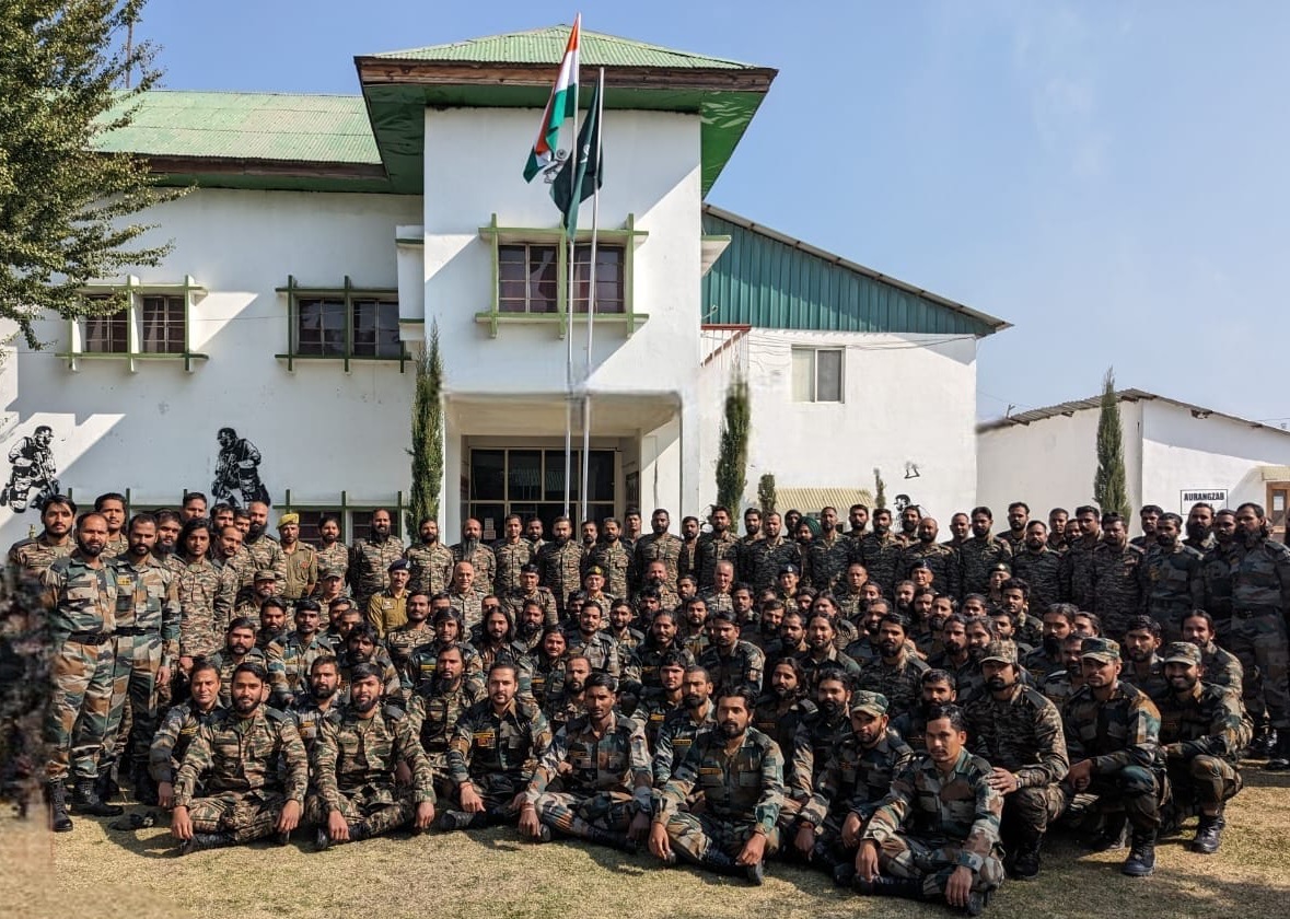 #LtGenUpendraDwivedi, #ArmyCdrNC accompanied by Chinar Corps Cdr visited #RashtriyaRifles battalion at #Pulwama and #Anantnag to review the operational preparedness and their preparation of Winter Strategy.