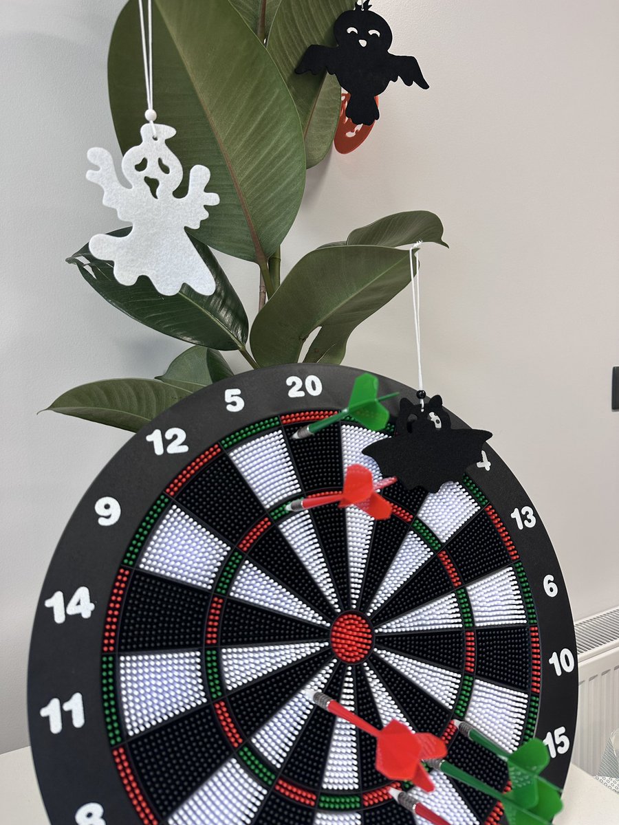 ProfessorPubUK's tweet image. When your new office dartboard meets the office Halloween decorations #dartboard #Halloween2023 @NWaehning